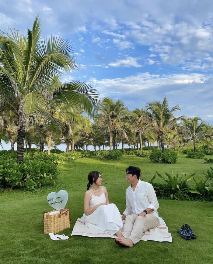 nghỉ dưỡng giữa không gian xanh ở resort gần Bãi Dài Cam Ranh