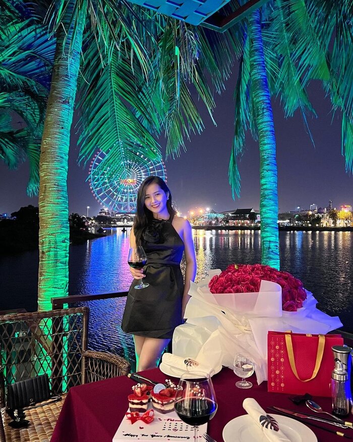 nhà hàng view vòng quay Mặt Trời ở khách sạn gần công viên châu Á Asia Park