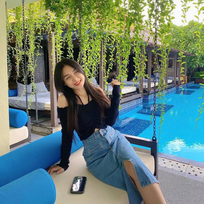 bể bơi ngoài trời ở khách sạn gần công viên châu Á Asia Park