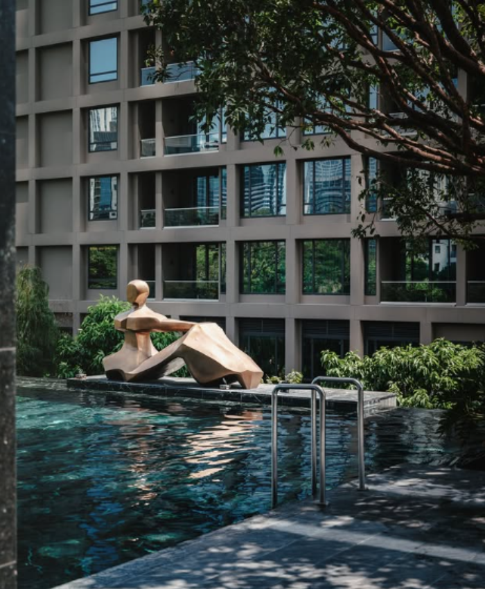Kimpton Maa-Lai Bangkok được nhiều du khách ưa thích với hồ bơi ngoài trời cùng vườn cây xanh - điểm check-in sống ảo quen thuộc của nhiều người nổi tiếng tại Thái Lan.
