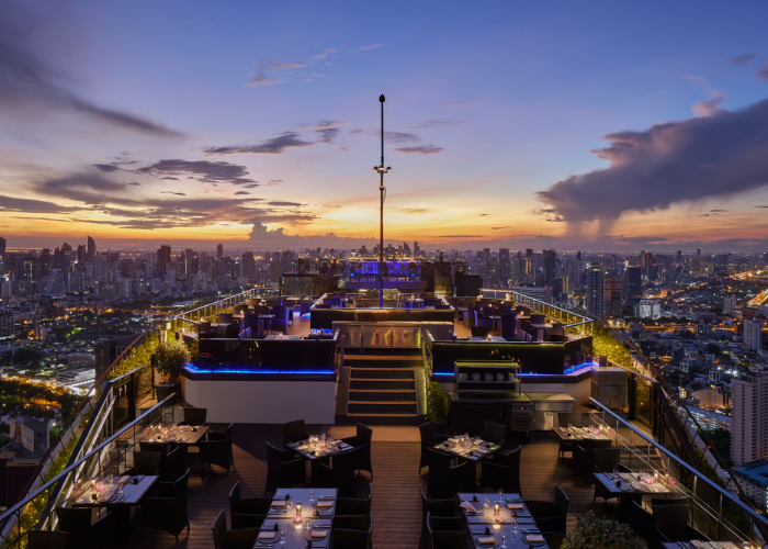 Vertigo & Moon Bar, - một trong những quán bar sân thượng đẹp nhất thế giới là điểm nhấn đặc trưng của khách sạn Bangkok này