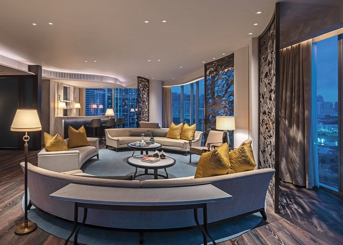 Khách sạn Bangkok này có hệ thống phòng tiện nghi cùng cửa sổ toàn kính giúp cho du khách ngắm nhìn trọn vẹn sự nhộn nhịp của thành phố.