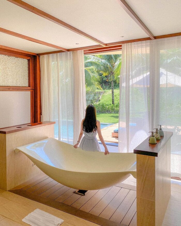 các căn phòng cao cấp có bồn tắm ở khách sạn gần sân bay Cam Ranh 