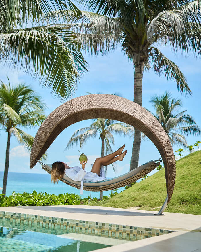 khách sạn gần sân bay Cam Ranh nằm sát bờ biển thơ mộng