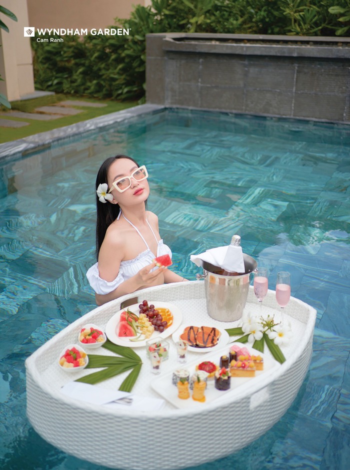 vui chơi, thư giãn tại bể bơi ngoài trời ở khách sạn gần sân bay Cam Ranh 