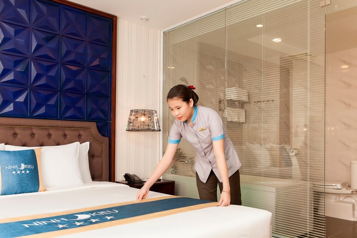không gian phòng nghỉ cao cấp ở khách sạn gần sân bay Cần Thơ