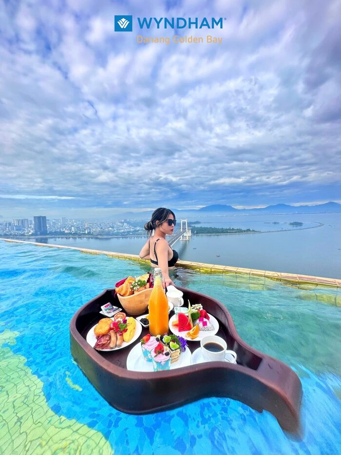 bể bơi view sông thơ mộng ở khách sạn gần sông Hàn