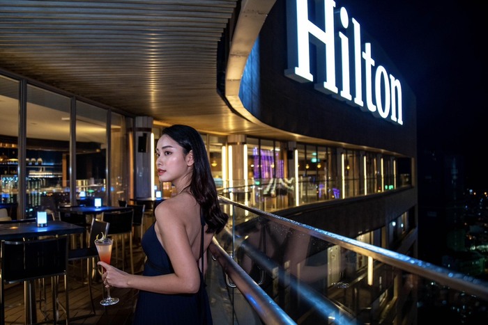 chill tại quầy bar thuộc khách sạn gần sông Hàn