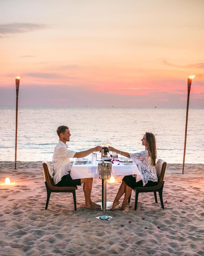 tổ chức bữa tiệc lãng mạn bên bờ biển tại khách sạn gần VinWonders Phú Quốc 