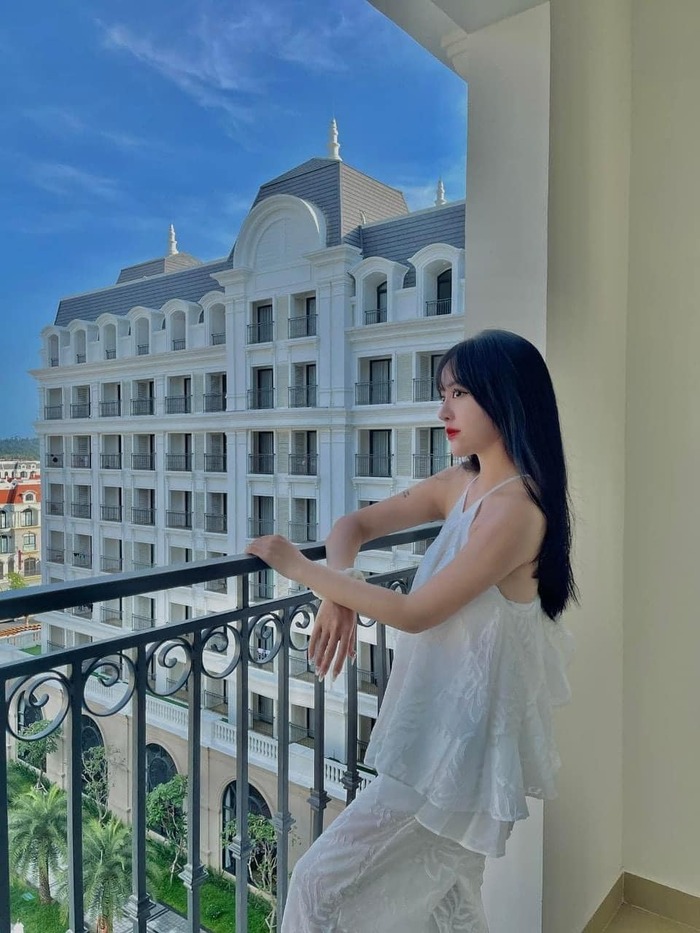 phòng nghỉ có ban công ngắm cảnh tại khách sạn gần VinWonders Phú Quốc 