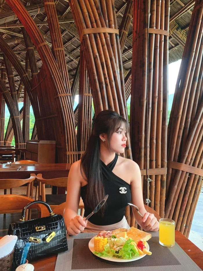 ăn uống ở nhà hàng tre thuộc khách sạn gần vườn quốc gia Cúc Phương 