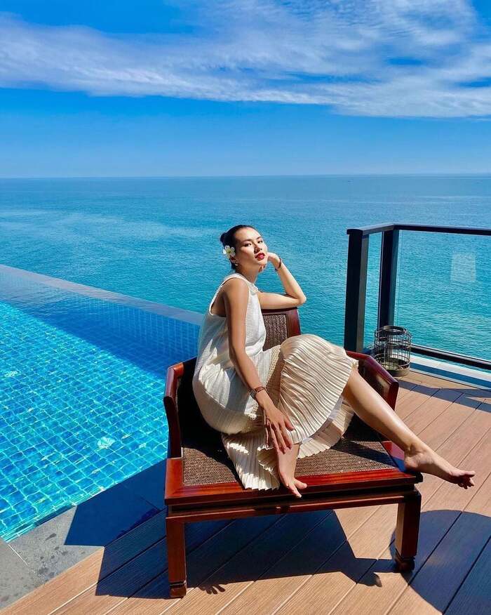 resort gần bãi biển Lăng Cô sở hữu bể bơi vô cực hướng biển thơ mộng