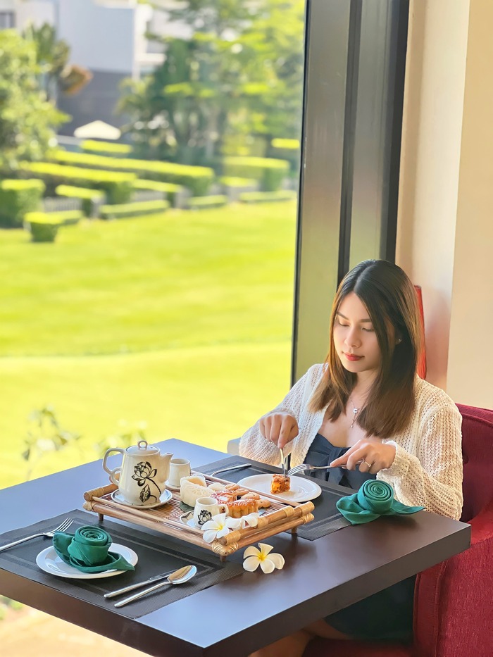 Resort gần bãi biển Lăng Cô cung cấp tiệc trà chiều sang trọng