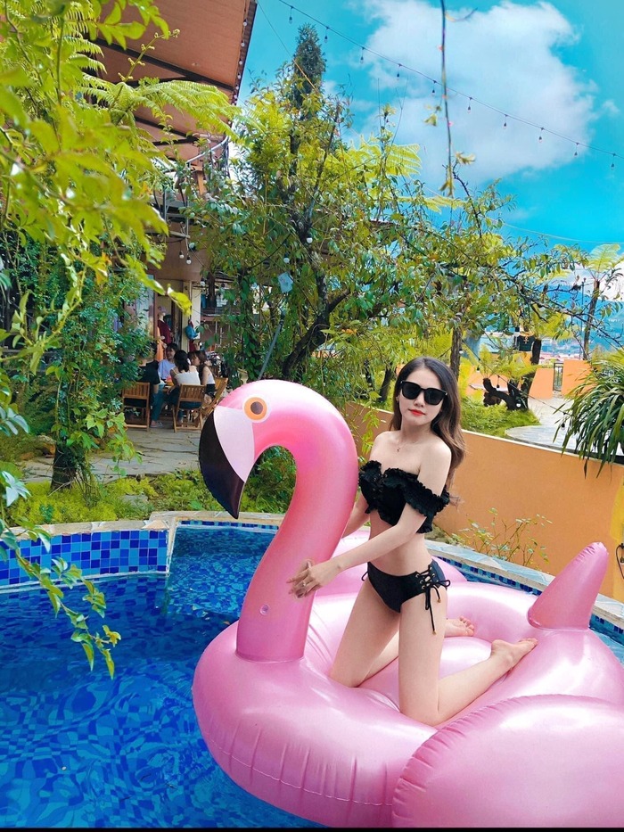 vui chơi, giải trí tại bể bơi ngoài trời thuộc homestay đẹp ở Sapa 