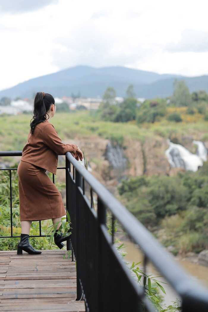 chiêm ngưỡng view núi rừng từ ban công khách sạn gần sân bay Liên Khương 
