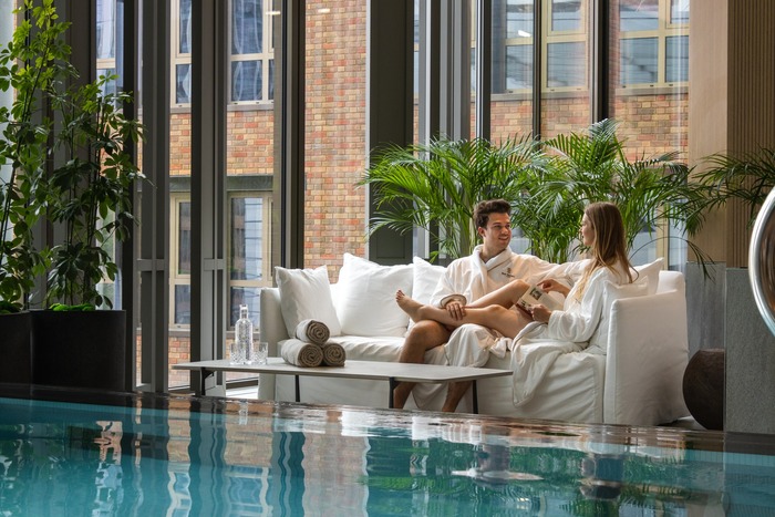 bể bơi trong nhà tại khách sạn gần sông Thames 