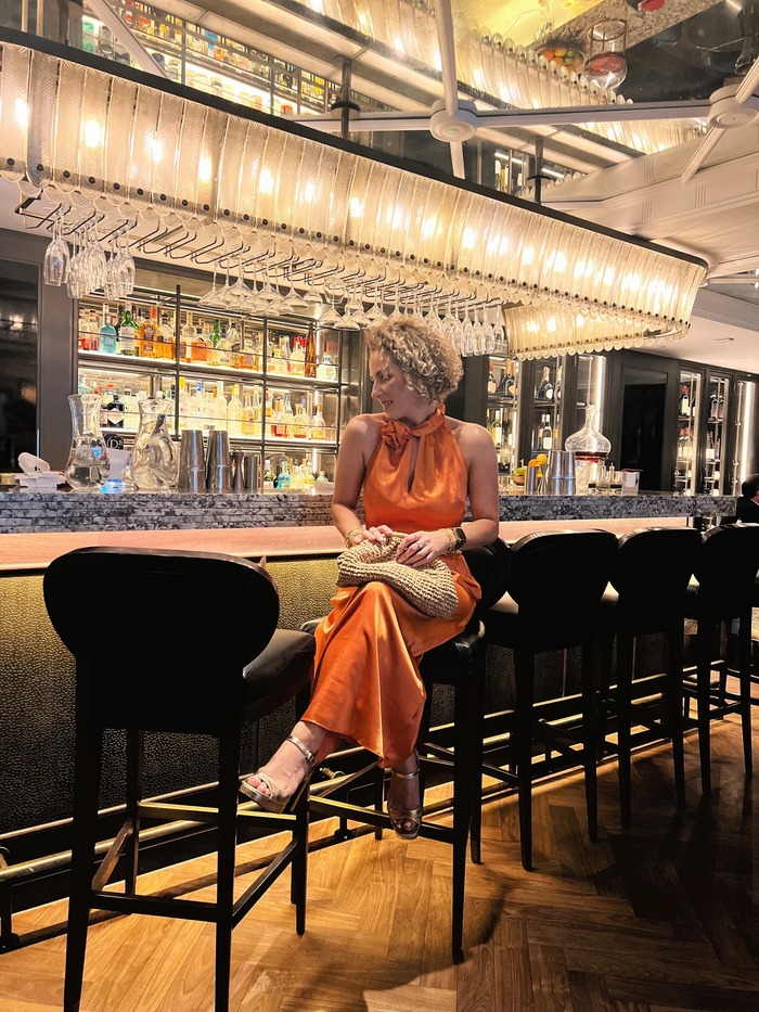 quầy bar tại khách sạn gần sông Thames 