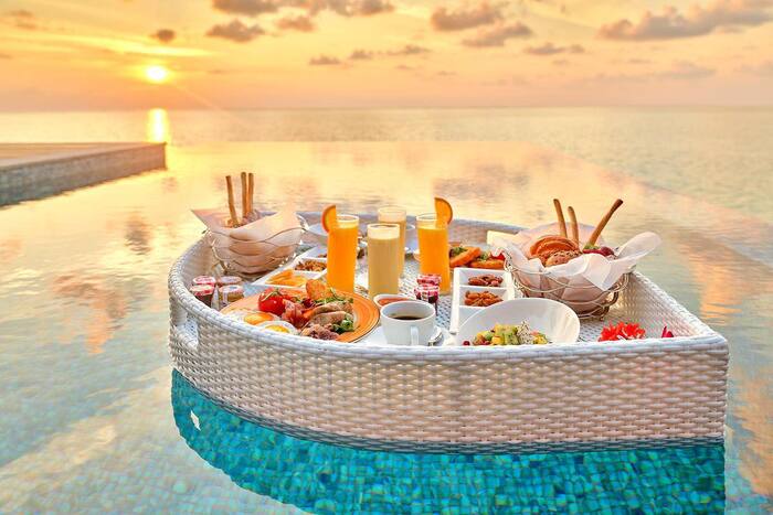 tận hưởng bữa sáng tại bể bơi khách sạn mới ở Phú Quý 
