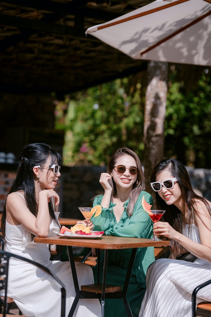thư giãn, trò chuyện cùng bạn bè tại quầy bar thuộc resort đẹp ở Mai Châu 