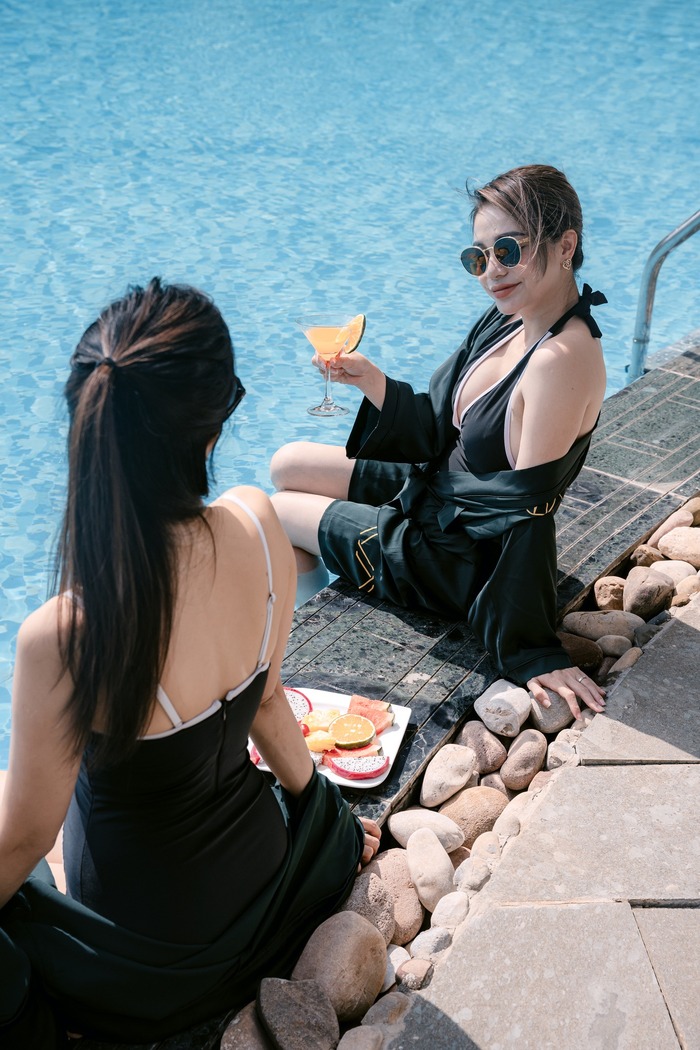 vui chơi, giải trí tại khu vực bể bơi của resort đẹp ở Mai Châu 