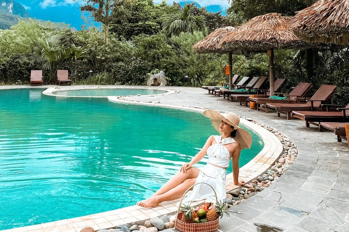 bể bơi ngoài trời view núi rừng tại resort đẹp ở Mai Châu 