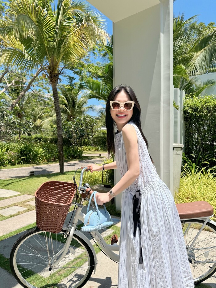 đạp xe trong không gian sân vườn xanh mát ở resort gần biển Hồ Tràm Vũng Tàu