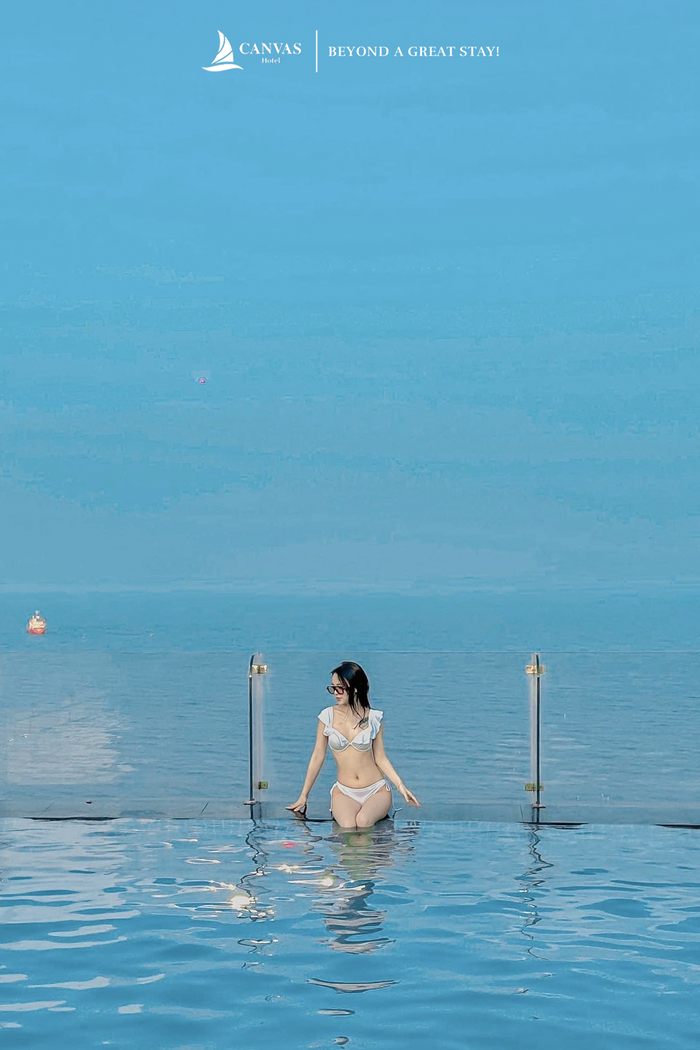 bể bơi ở Canvas Đà Nẵng Beach Hotel