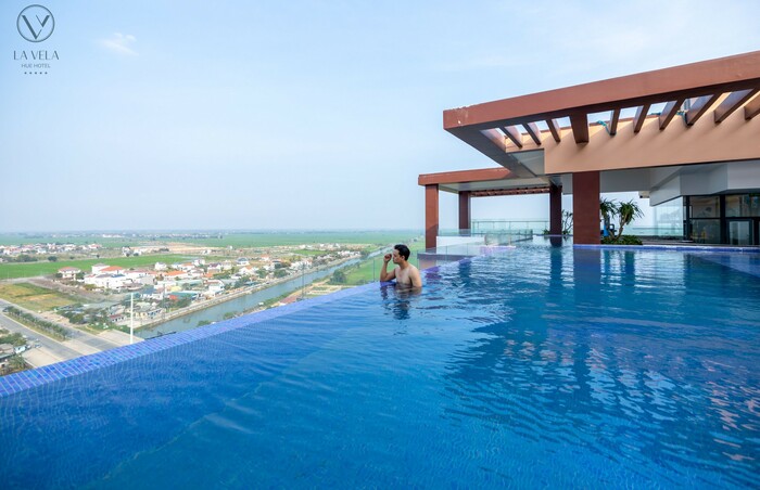 bể bơi ở La Vela Huế Hotel