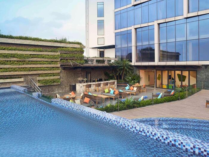 bể bơi ở Novotel Hà Nội Thái Hà