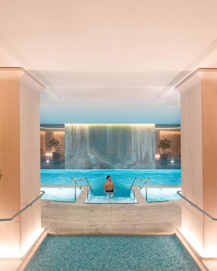 bể bơi tại khách sạn 5 sao ở Paris