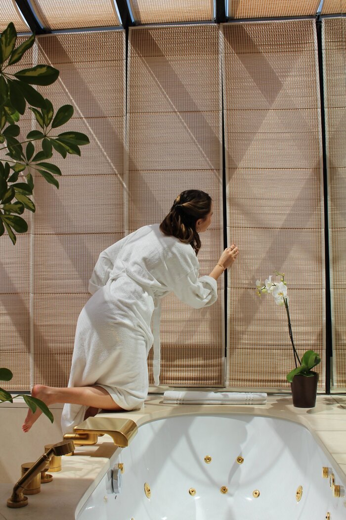bồn tắm nằm cao cấp tại khách sạn 5 sao ở Paris