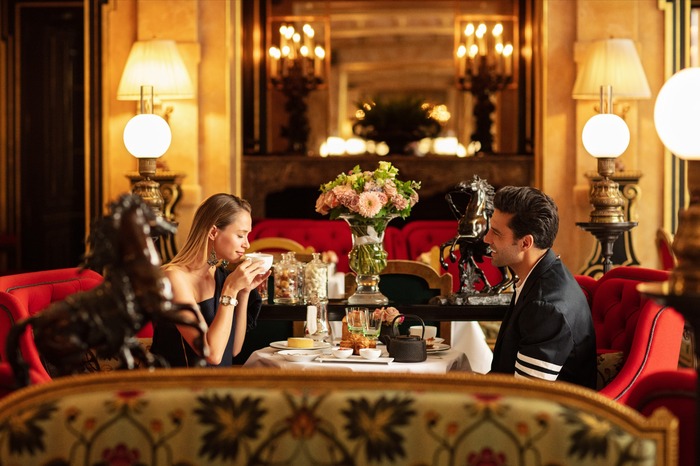 không gian nhà hàng sang trọng tại khách sạn 5 sao ở Paris
