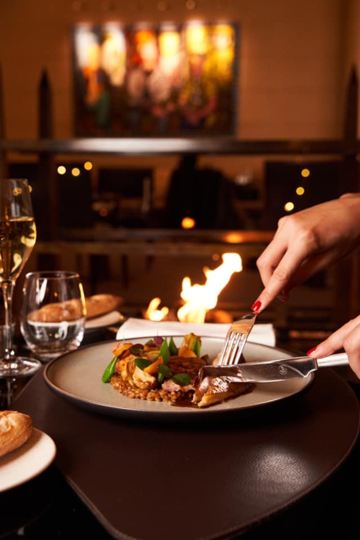 Thưởng thức bữa ăn sang trọng tại khách sạn 5 sao ở Paris