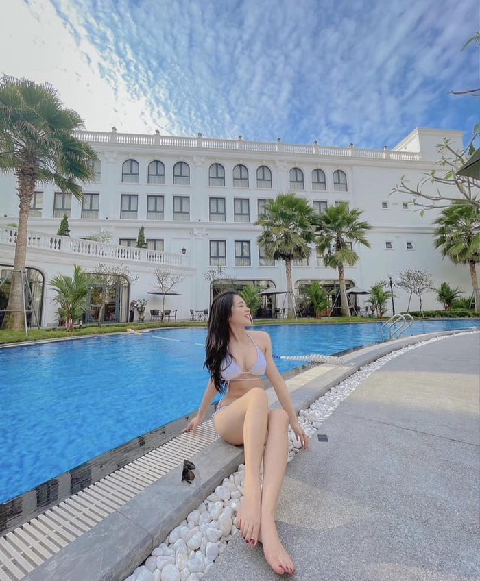 vui chơi ở bể bơi thuộc khách sạn gần chùa Thiên Mụ