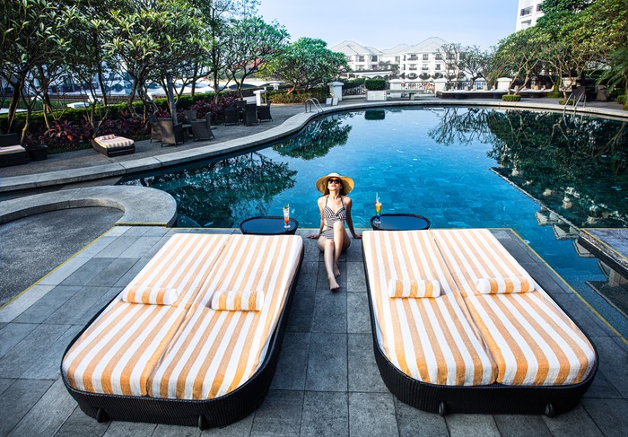 khu vực bể bơi rộng lớn ở khách sạn gần hồ Tây Hà Nội