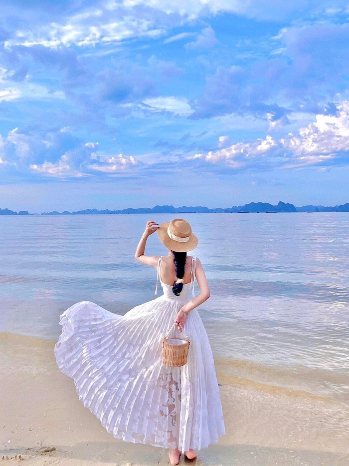 vui chơi, giải trí bên bờ biển ở khách sạn gần sân bay Vân Đồn
