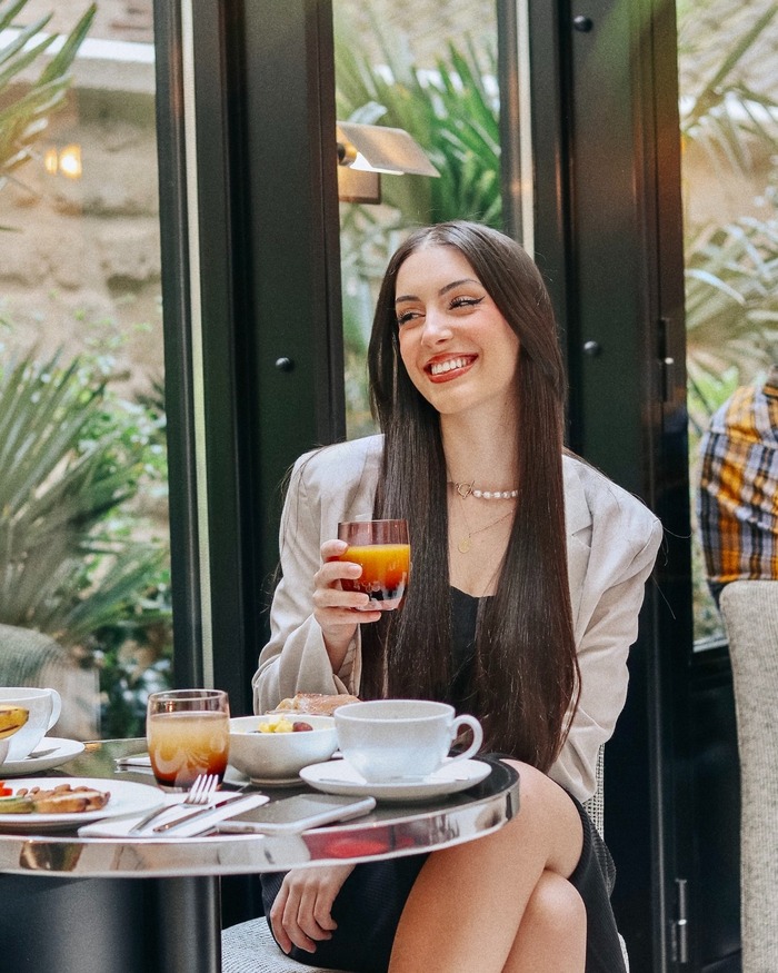 khu vực ăn uống nằm trong khu vườn xanh mát tại khách sạn giá rẻ ở Paris
