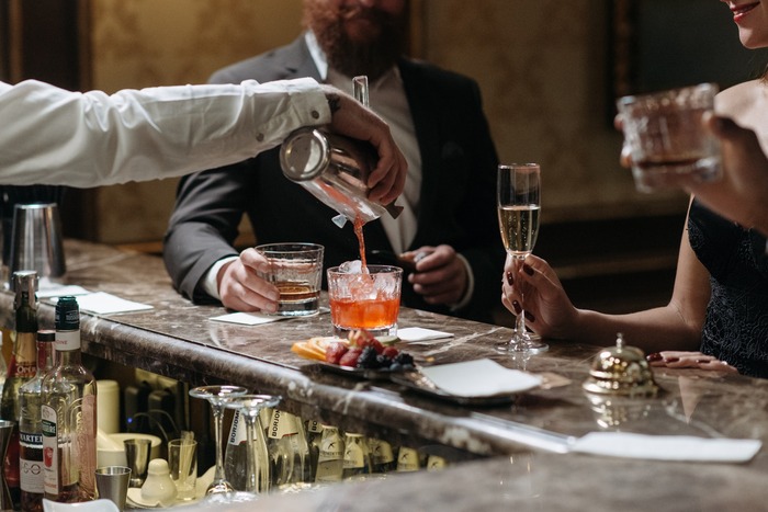 quầy bar tại khách sạn giá rẻ ở Paris 