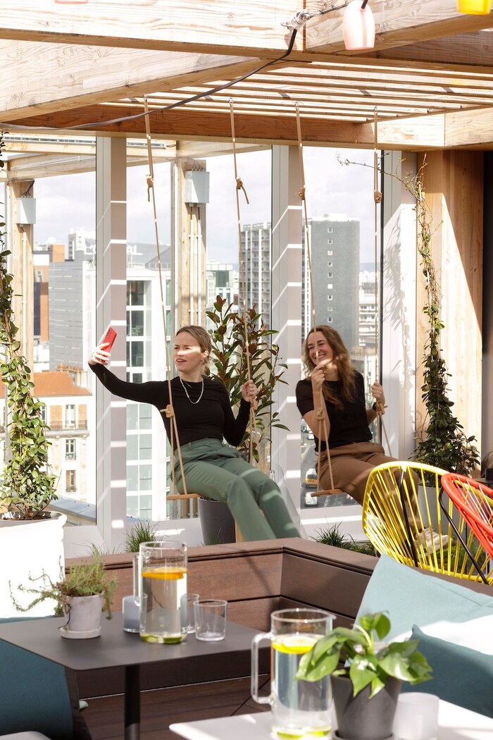 khu vực thư giãn tại khách sạn giá rẻ ở Paris