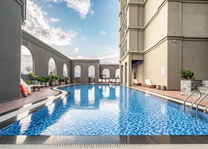 Không gian hồ bơi rộng rãi tại The Cap Hotel