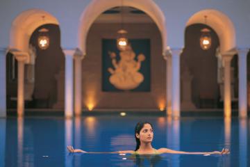 Đến khách sạn The Oberoi Amarvilas ở cố đô Agra, nghe chuyện tình Taj Mahal