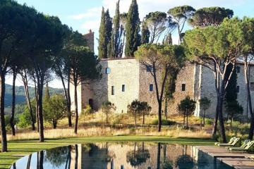 Vẻ đẹp hoàng gia của khách sạn Castello di Reschio từng là lâu đài 1.000 năm tuổi ở Italy
