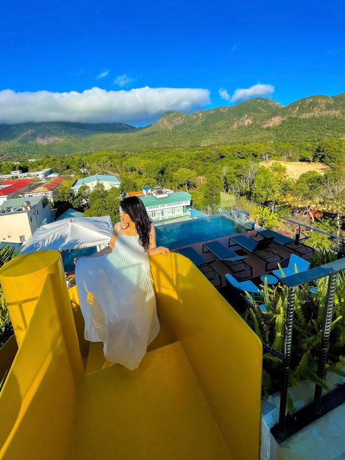 khách sạn gần sân bay Côn Đảo view núi rừng thơ mộng