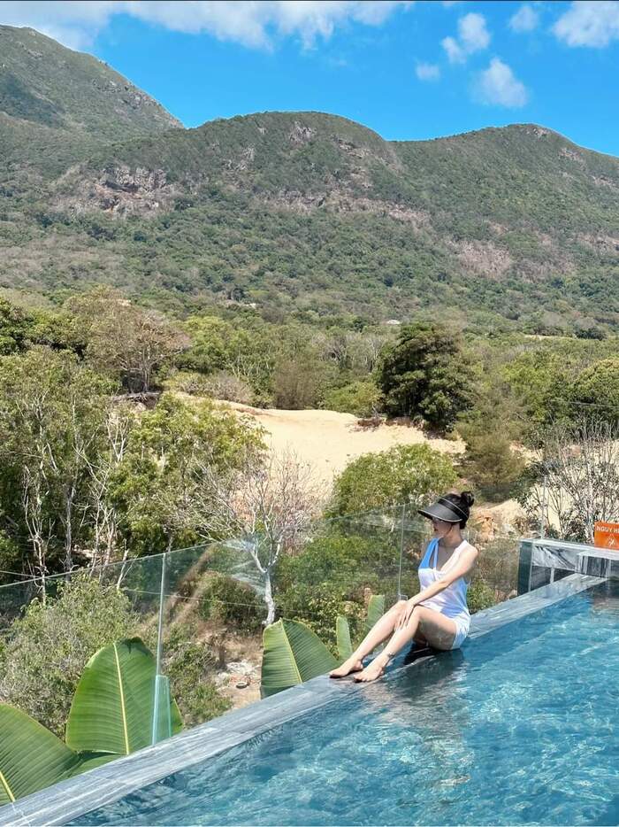 bể bơi view núi ở khách sạn gần sân bay Côn Đảo