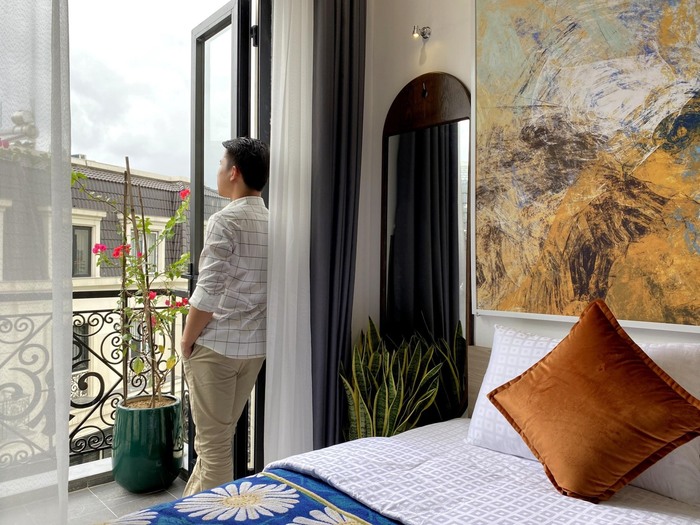 phòng ban công ở khách sạn gần sân bay Phú Bài