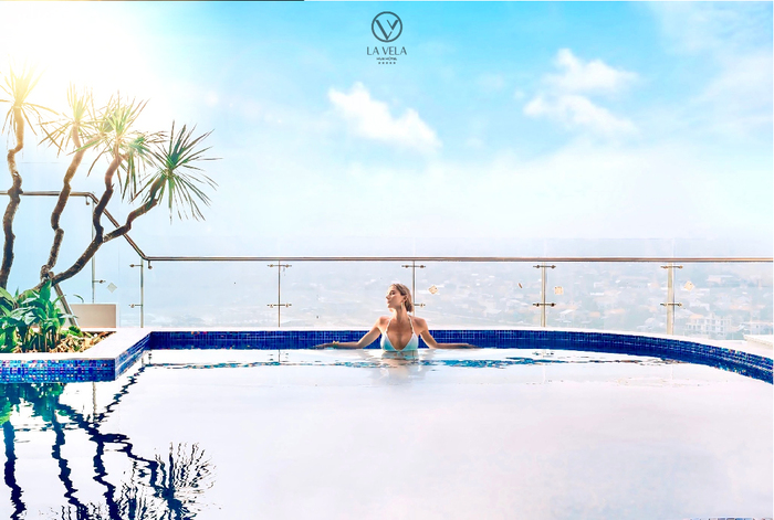 bể bơi vô cực ở khách sạn gần sân bay Phú Bài 