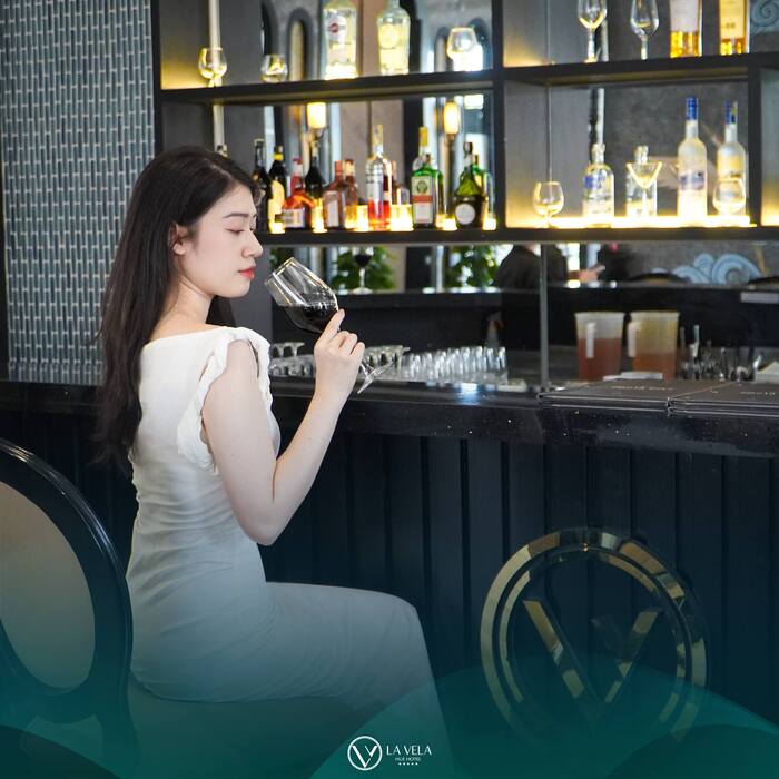 quầy bar sang trọng ở khách sạn gần sân bay Phú Bài 