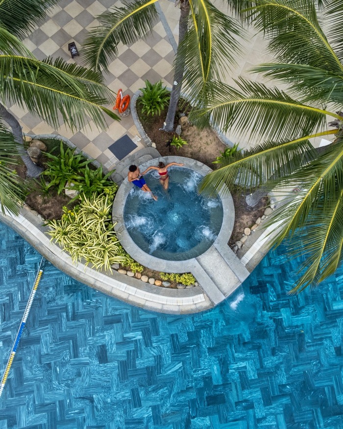 bể bơi lớn ở resort gần bãi biển Mũi Né