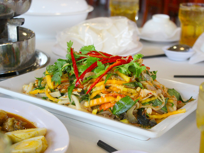 thưởng thức các món ăn địa phương tại nhà hàng resort gần bãi biển Mũi Né