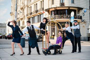 Thương nhớ không nguôi vẻ đẹp của Hotel Bristol Warsaw bên bờ sông Vistula